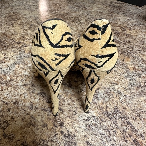 BCBGeneration Brown Y2K 2000s Patterned Parade Heels Women Size 8 - Picture 5 of 7